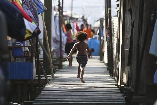 The World Bank is calling for PNG to better supply its schools to get more children back on track. (AP PHOTO)