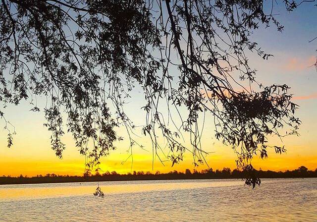 PHOTO OF THE DAY: @sammy.jane_ "6km all the way around Lake Wendouree #lakewendouree #sunset #ballarat #seeaustralia #seevictoria #australiagram #nakedaustralia #naturewelove #countryvictoria #visitvictoria #countryaustralia #ruralvictoria #ruralaustralia #ig_discover_australia #abcmyphoto #aussiephotos #aussiesnaps #downunder #wow_australia"