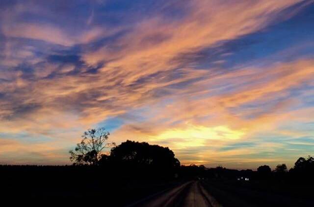 PIC OF THE DAY: @bernadette_bee_photography "The sky had faded quite a lot but it was still beautiful #sunrise #clouds #iphone6splus #ballarat #theballaratlife #smokeyskies"
