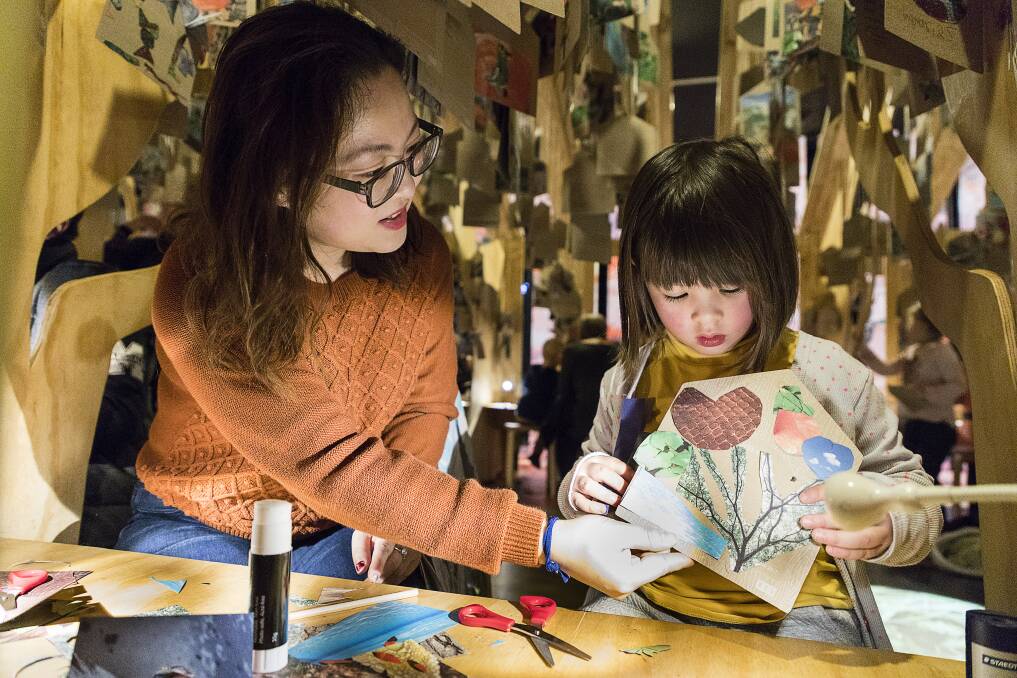 ON TOUR: A young family gets creative with Fiona Hall’s Who Lives Here? collage
workshop as part of the NGV 2018 Kids on Tour program. 