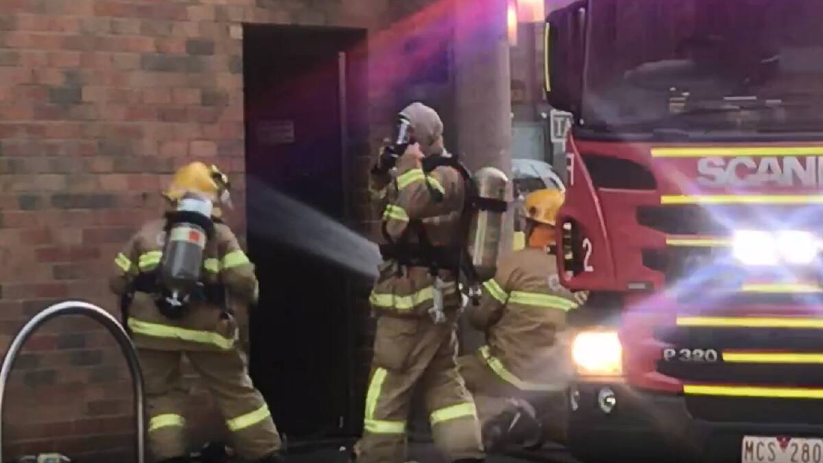 Fire crews fight blaze in Ballarat supermarket | Video