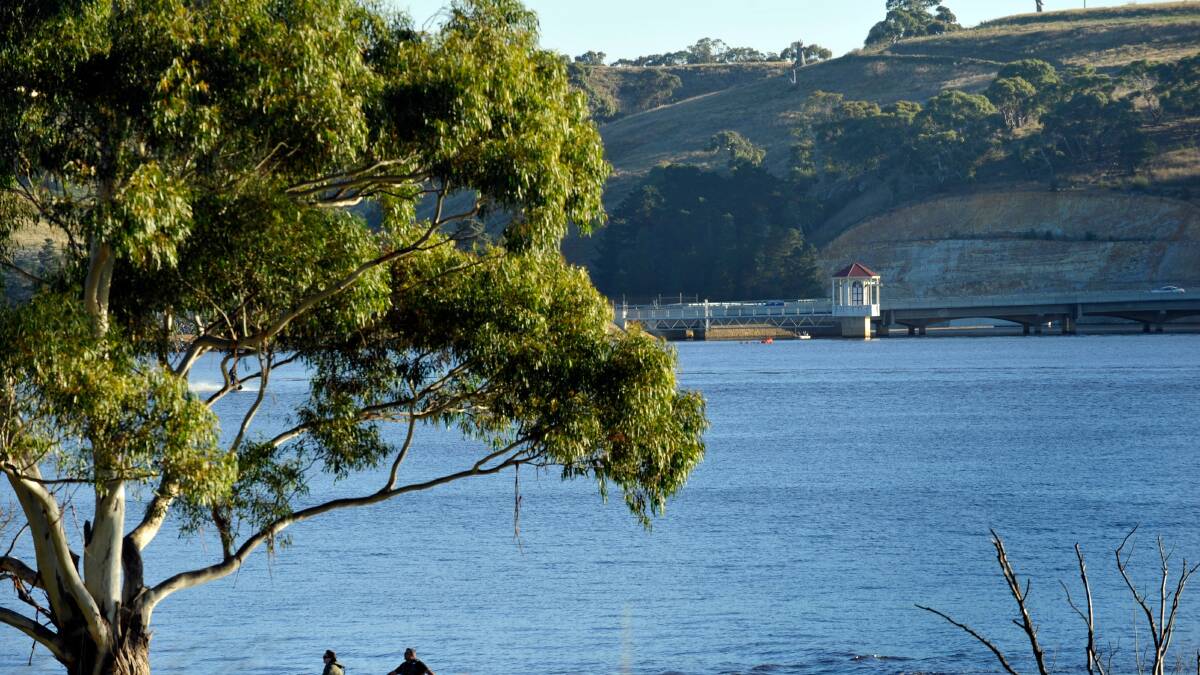 Swimmers, jet-skiers told to stay away after bacteria detected in reservoir
