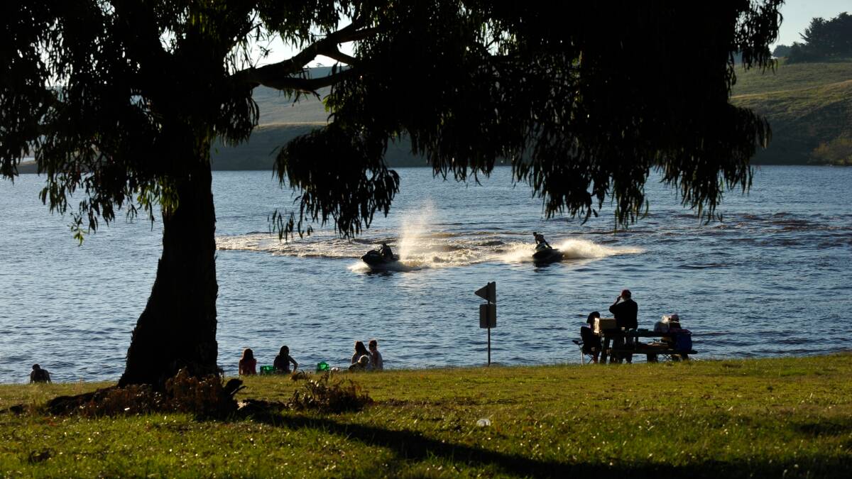 Swimmers, jet-skiers told to stay away after bacteria detected in reservoir