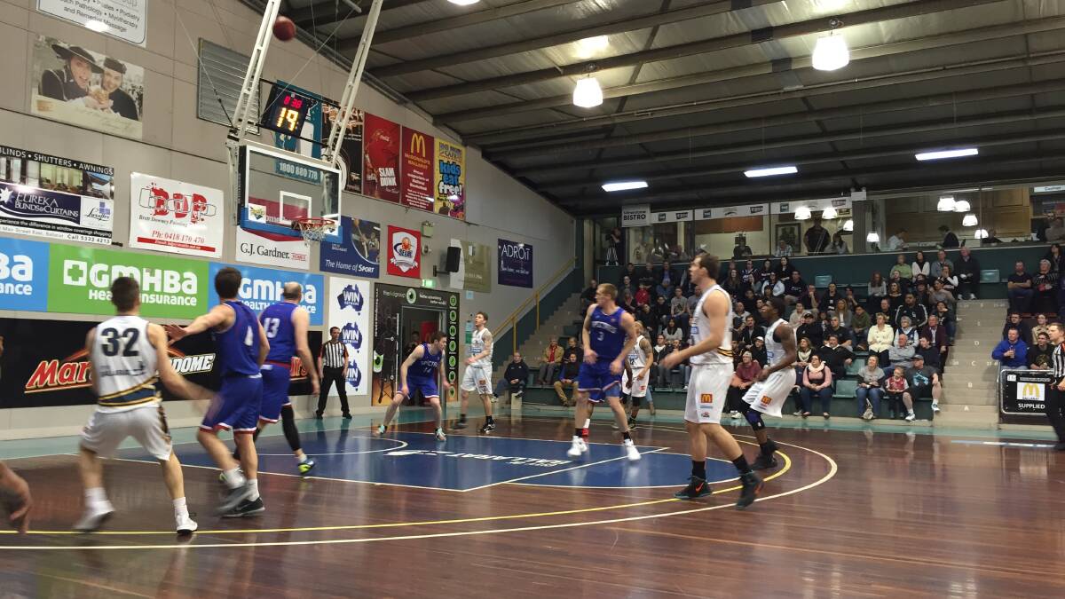Miners in action against Nunawading at the MARS Minerdome on Saturday night.