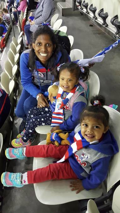 Alira (centre) with mum Rahini and sister Sadie get ready to watch the Bulldogs last year.