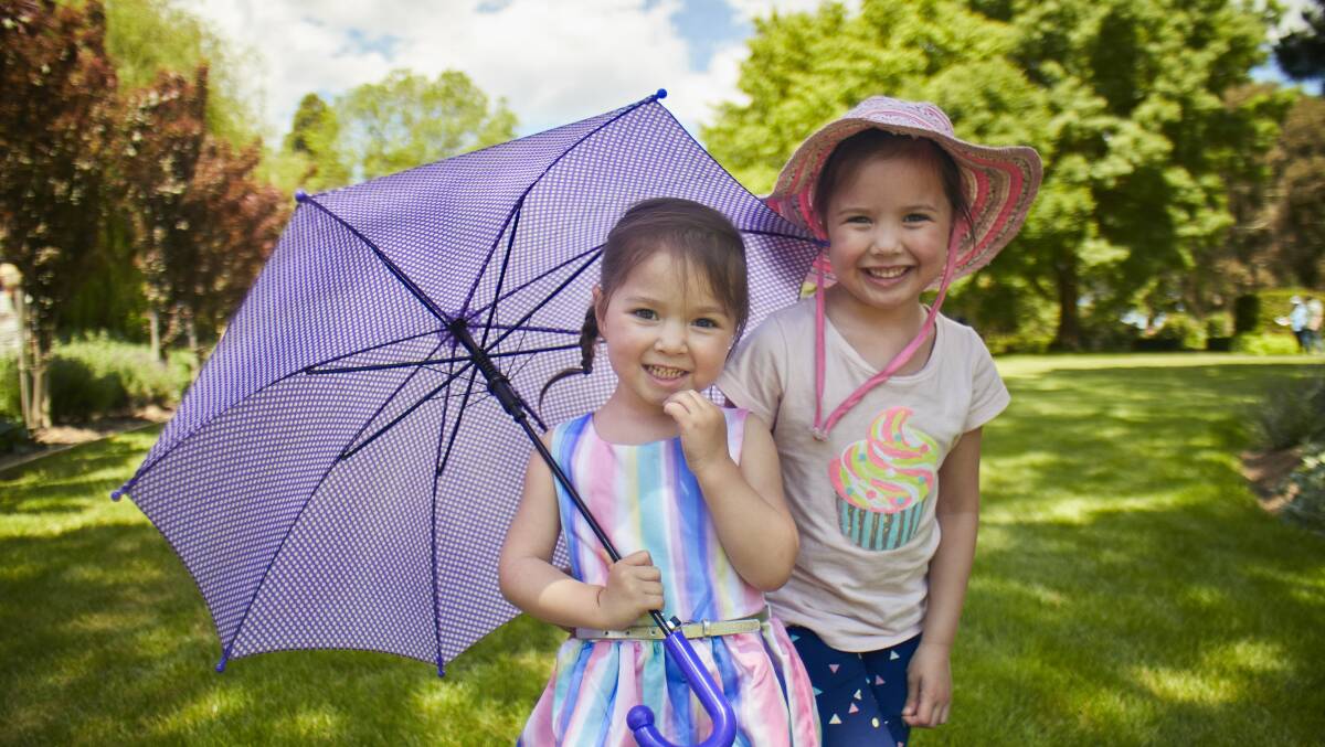 Enjoying the sun: Sarah Thach, 2, and Emily Thach, 5,  seeking out some shade at Fulton Garden in Mount Rowan on Saturday. Picture: Luka Kauzlaric 