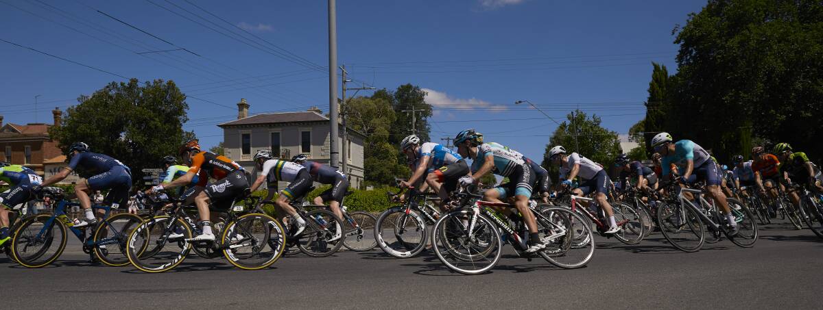 LAST CHARGE: the peloton sweeps around the roundabout in Buninyong and heads towards the Mt Buninyong climb. Picture: Luka Kauzlaric