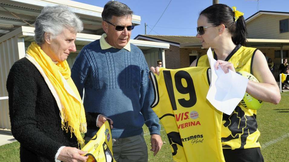 Stephanie's parents Merrilyn and Bob Scott are presented with her retired number 19 jumpers by former teammate and injured skipper Julie McLean in June.
