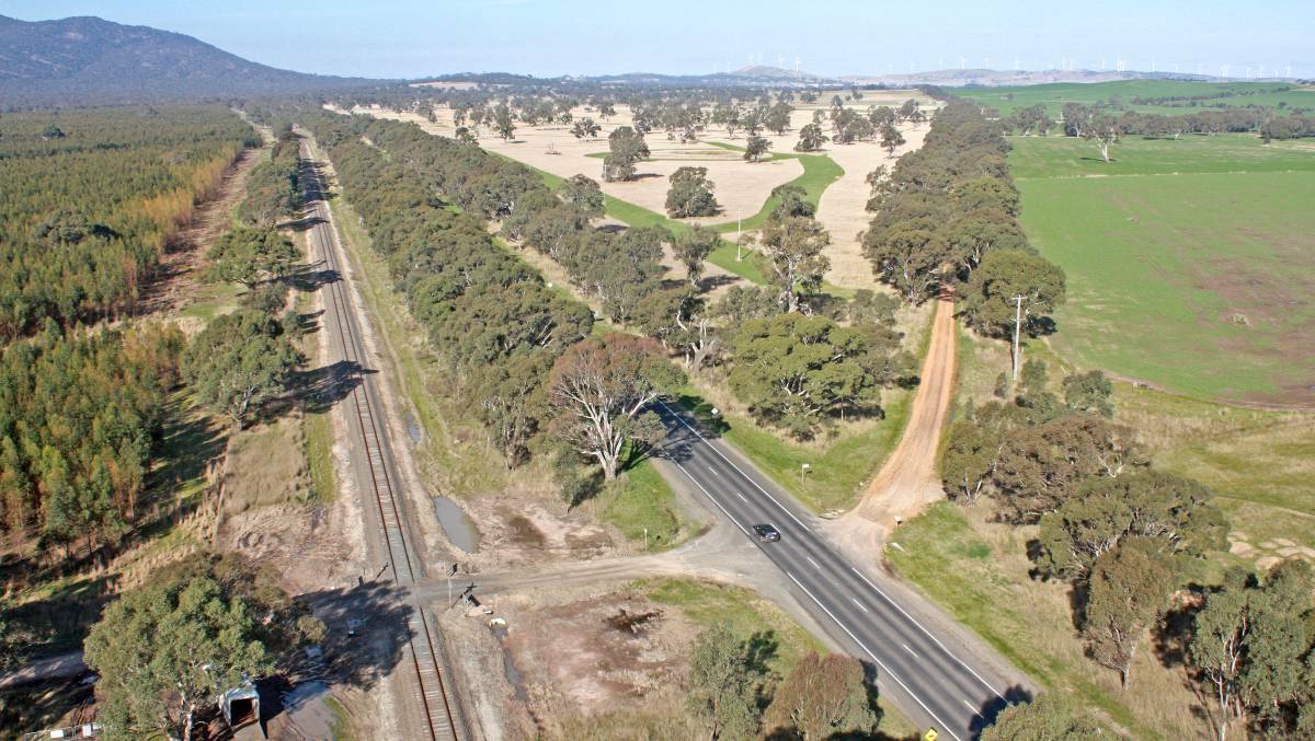 The Western Highway will be duplicated between Ararat and Buangor. This picture shows the current highway on the right, and the railway line heading east to Buangor. 