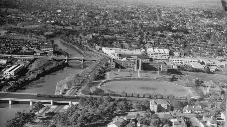 No highrises ... an aerial view of South Yarra from 1950 showing the Yarra River, Melbourne High School and a skyline devoid of buildings. Photo: Fairfax Photographic