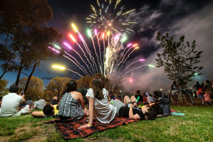 MELBOURNE,AUSTRALIA 31 DECEMBER 2015: Families watch the fireworks during the Family New Years celebration in Melbourne on Thursday 31 December 2015. THE AGE / LUIS ENRIQUE ASCUI