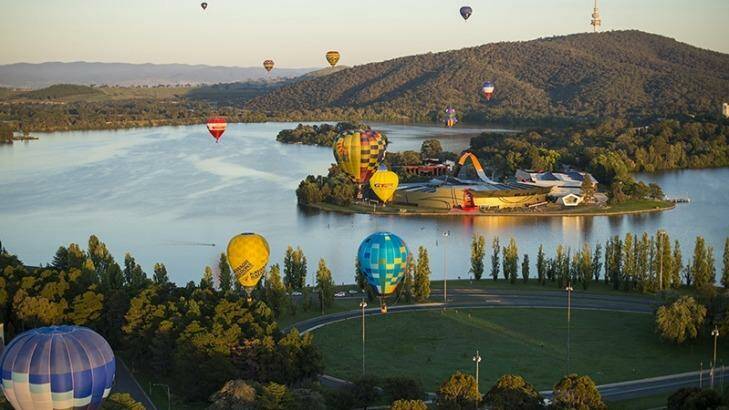 Have a hot air ballooning adventure in Canberra. Photo: visit canberra