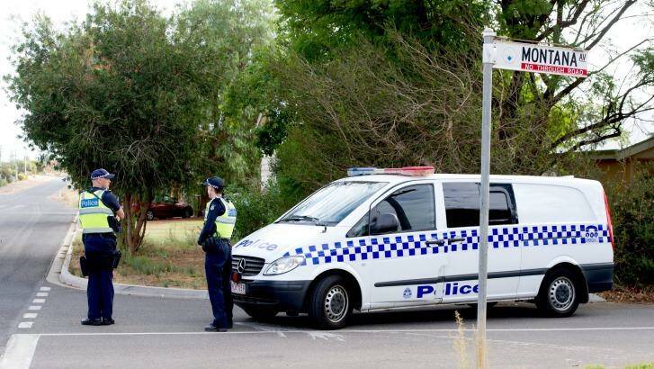 Police on the scene of the suspicious death. Photo: Louise Donges, Sunraysia Daily