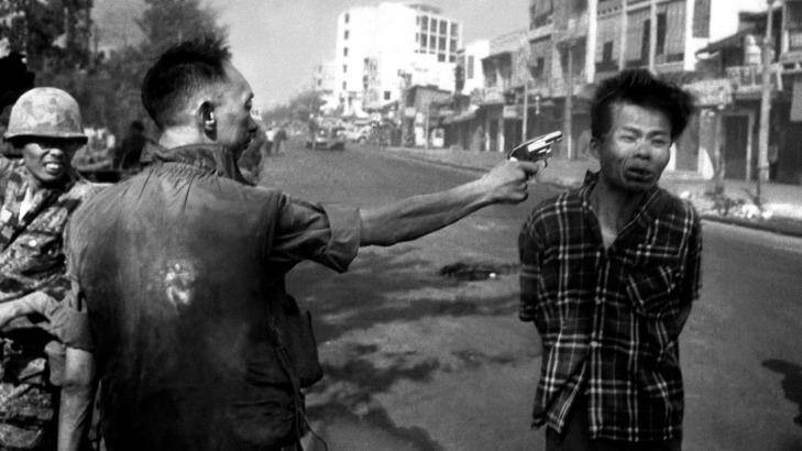 A South Vietnamese general executes a Viet Cong officer with a single pistol shot in Saigon in 1968. Photo: AP Photo/Eddie Adams
