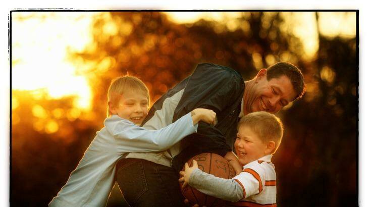 Brett Ratten plays with sons Cooper (left) and Tanner in 2007. Photo: John Donegan