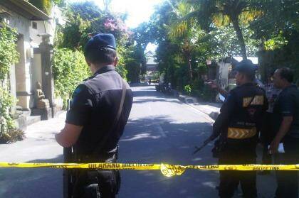 The Bali bomb squad cordon off the area in front of the home of the Australian Consul-General. Photo: Amilia Rosa
