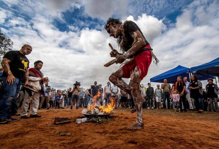 The Age, News, 15/11/2017, photo by Justin McManus.
Repatriation of Mungo Man's remains along with 104 other ancient ancestors back to conutry at Lake Mungo. The remains will be taken from thre National Museum of Australia's  storage faciclity in Canberra in the old Aboriginal hearse accompanied by elders from the Willandra region - the Mutthi Mutthi, Paakantyi?????? and Ngiyampaa?????? people. They will travel and be welcomed with ceremony from local elders at Wagga Wagga, Hay and Balralnald before being laid to rest at Lake Mungo.
Mutthi Mutthi Elder Dave Edwards in ceremony for Mungo Man at Balranald.