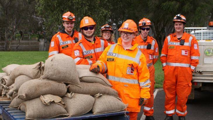 Hamilton and Warrnambool SES volunteers at the sandbag collection point next to the rising Glenelg River at Casterton.  Photo: Everard Himmelreich