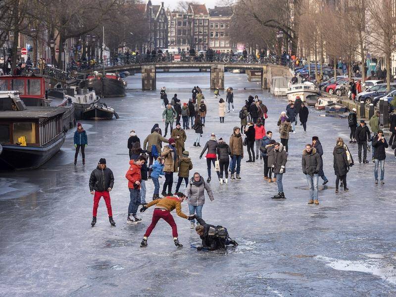 Freezing weather caused canals in Amsterdam freeze over for the first time in six years.