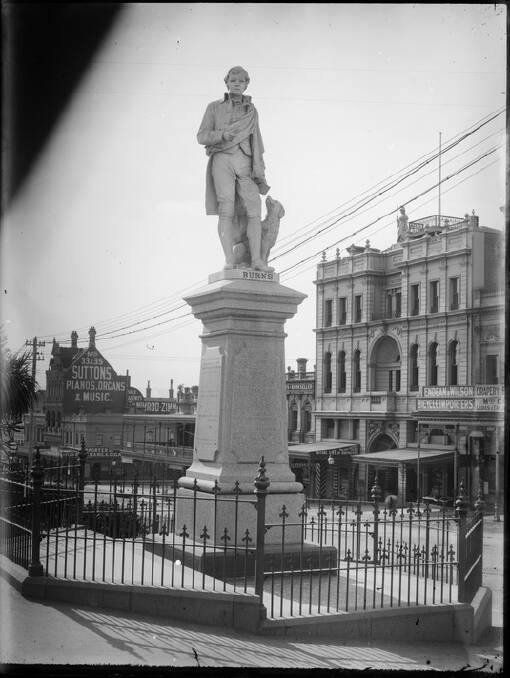 Statue of Robert Burns in Sturt Street. SOURCE: State Library of Victoria