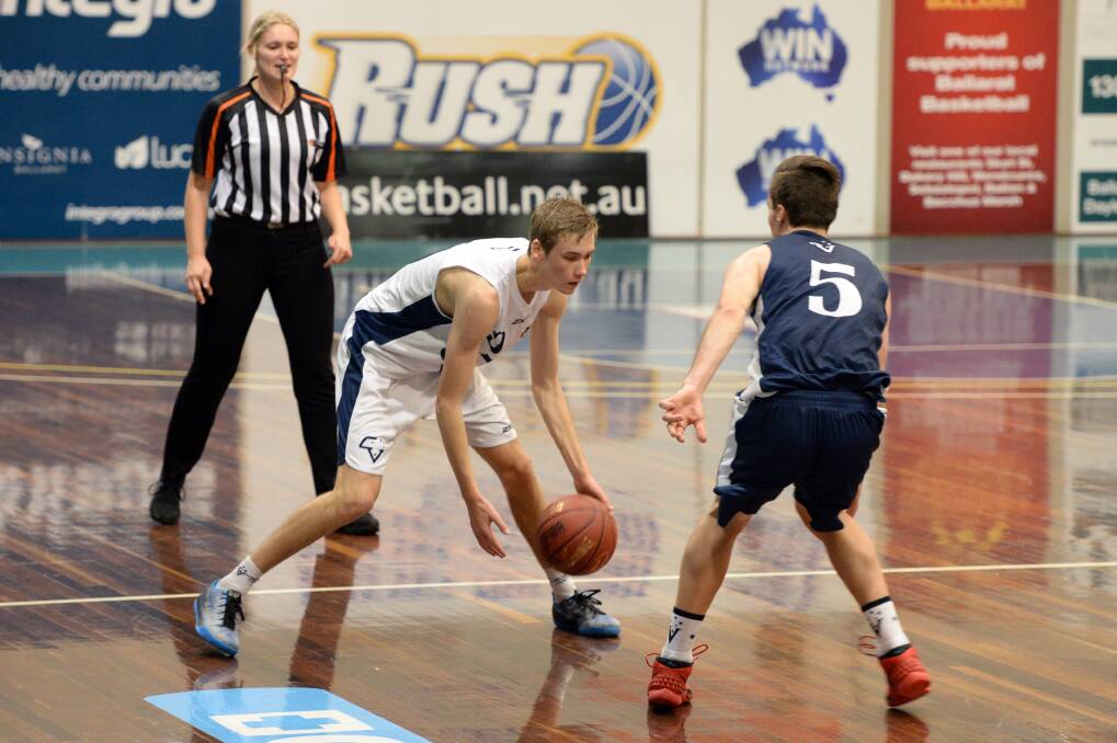 Making a move: Ballarat’s Samuel Short (Vic Country) confronts Gabriel Hadley (Vic Metro) in a national men’s under-18 quarter final at the Minerdome on Thursday. 