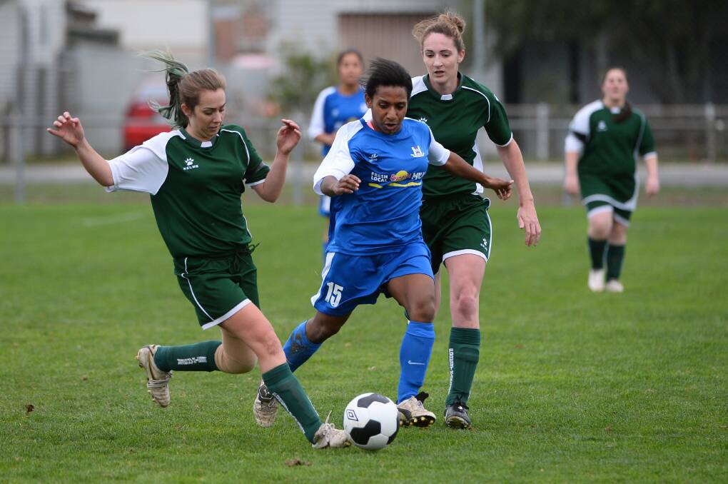 First to the ball: Forest Rangers Simone Born-Wells (left) and Temeika Armstrong flank Warrnambool’s Leontin Pawape in Sunday’s tight BDSA women’s division one loss. PICTURE: ADAM TRAFFORD