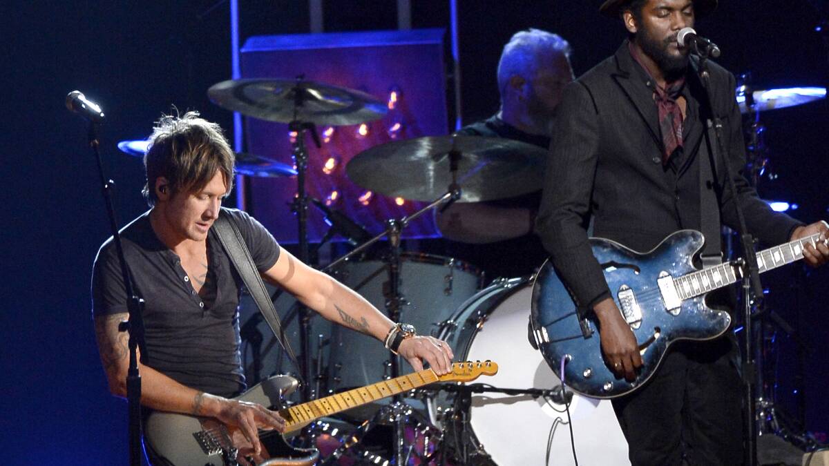 Musicians Keith Urban and Gary Clark Jr. (both C) perform onstage during the 56th GRAMMY Awards at Staples Center on January 26, 2014 in Los Angeles, California. Photo: GETTY IMAGES