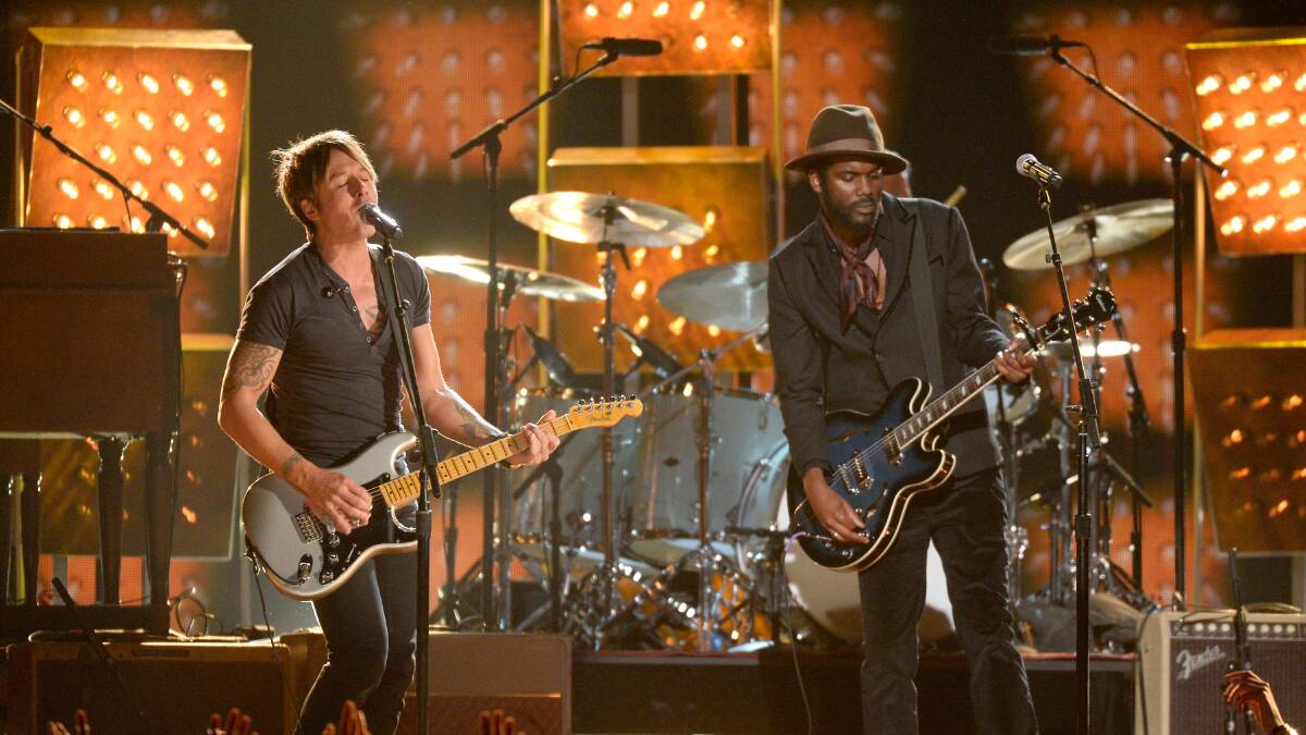 Musicians Keith Urban and Gary Clark Jr. (both C) perform onstage during the 56th GRAMMY Awards at Staples Center on January 26, 2014 in Los Angeles, California. Photo: GETTY IMAGES