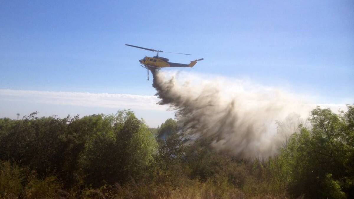 A water-bombing helicopter fights fires in Victoria. Photo: Bendigo Advertiser, Brendan McCarthy.