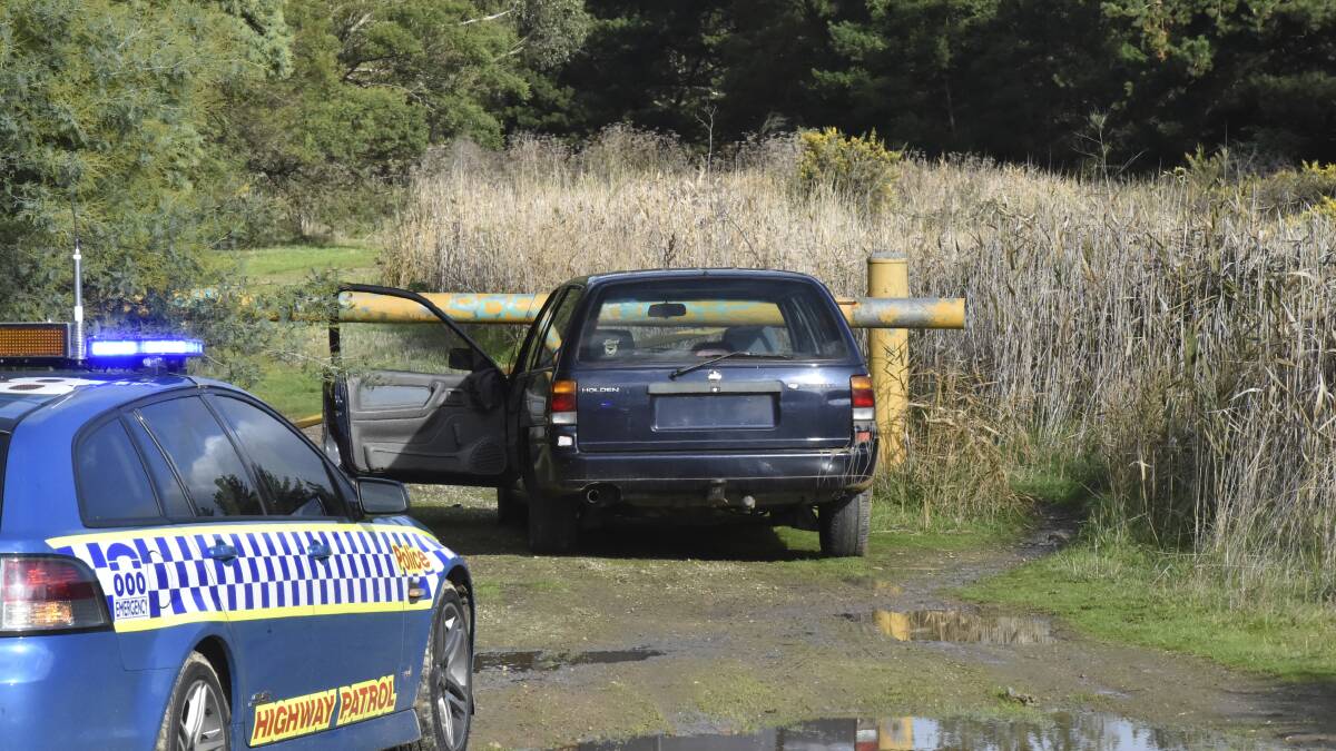 Manhunt in Ballarat after police chase