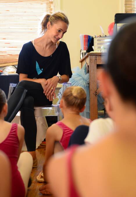 Australian ballet great Olivia Bell meets young dancing students during her visit to Ballarat.
PICTURE: ADAM TRAFFORD
