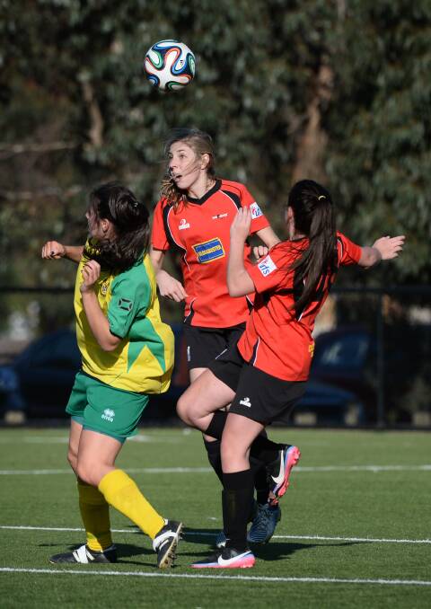 Doncaster’s Alexandra Amore and Ballarat’s Holly Williamson and Jordyn Donald fly for the header. 