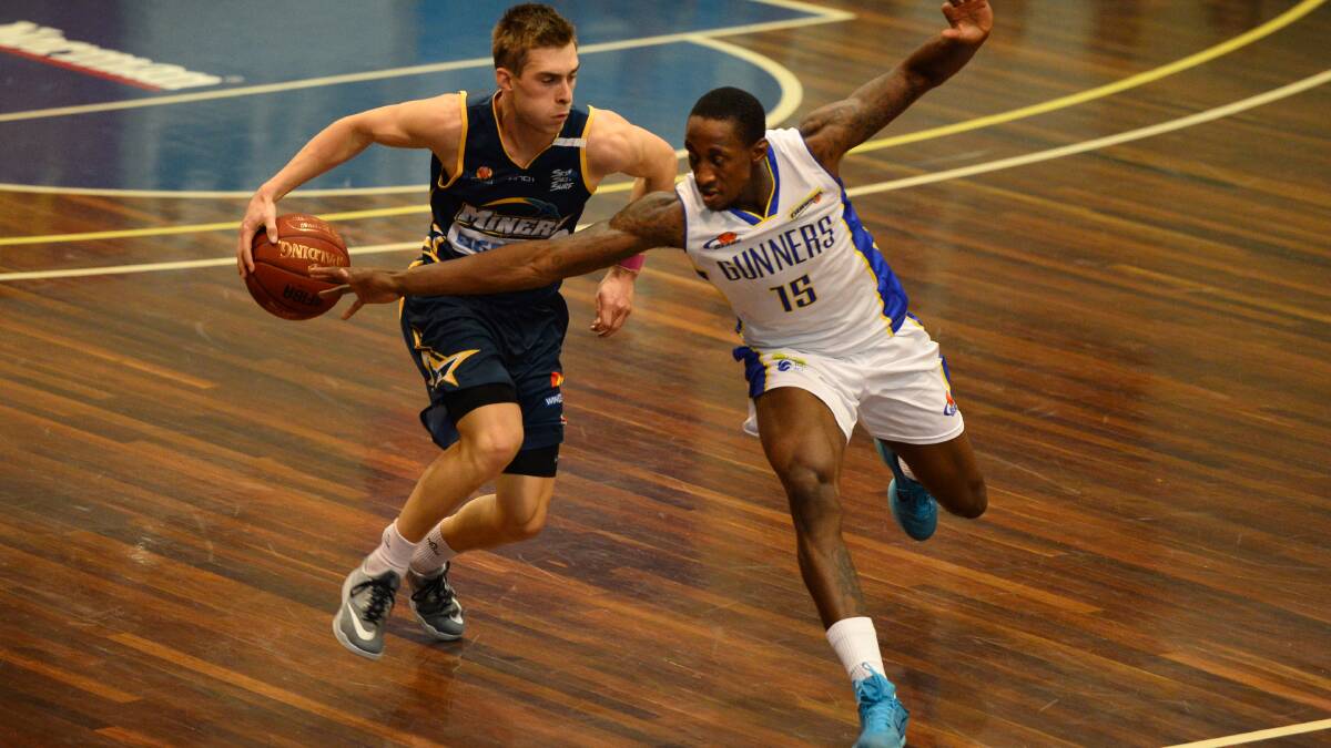 Anthony Fisher of the Miners tries to get past Canberra Gunners’ Ebuka Anyaorah.
PICTURE: ADAM TRAFFORD