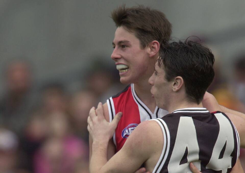 Chris Oliver, pictured with Stephen Milne during his time at St Kilda, will bolster Buninyong’s ruck stocks next season.
PICTURE: Tony McDonough/ALLSPORT