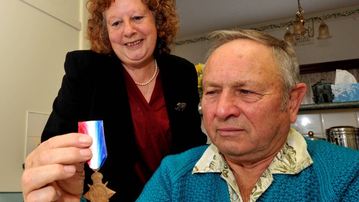 Chrissie Stancliffe and Kevin Brookman with Ernie Sing’s medal from World War I.