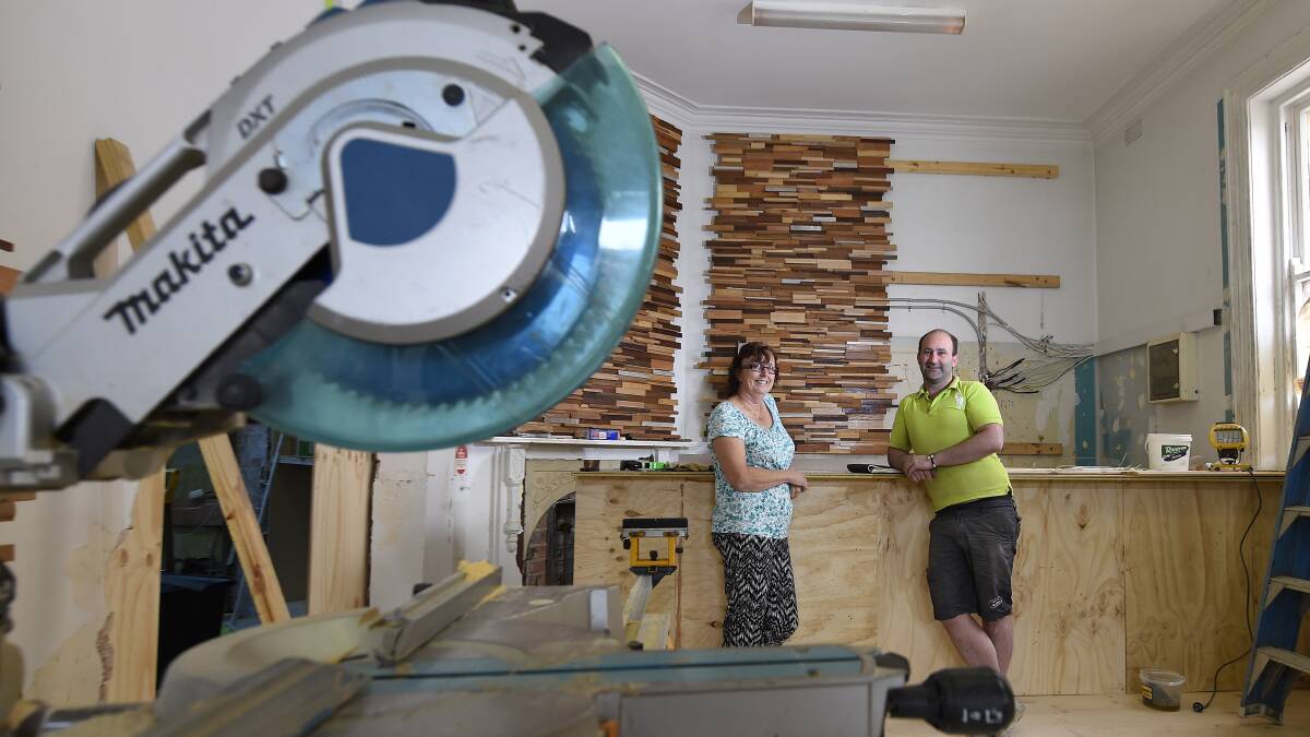  Julie Eaton, Chris Gusman            
Mason's Cafe, near the hospital, is being revamped into a wine bar.  