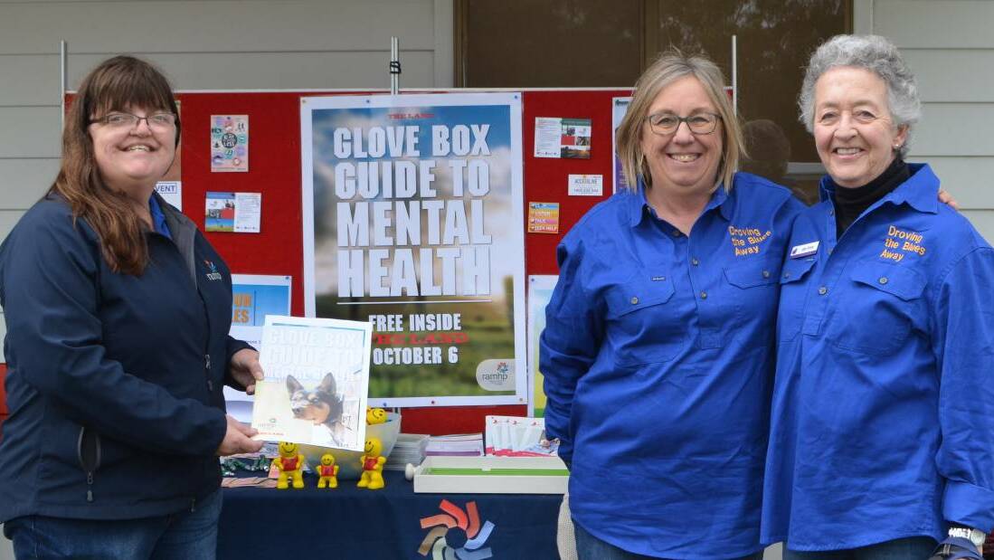 RAMHP co-ordinators Helen Sheather and Merilyn Limbrick, with Jan Grey from Riverina Bluebell, promote the Glove Box Guide at Henty Field Days. 