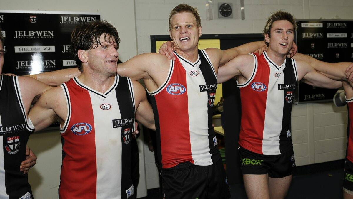 BIG LEAGUE: Waubra recruit Jarryd Allen (right) sings the St Kilda team song alongside club greats Robert Harvey and Nick Riewoldt in 2008. PICTURE: Vince Caligiuri