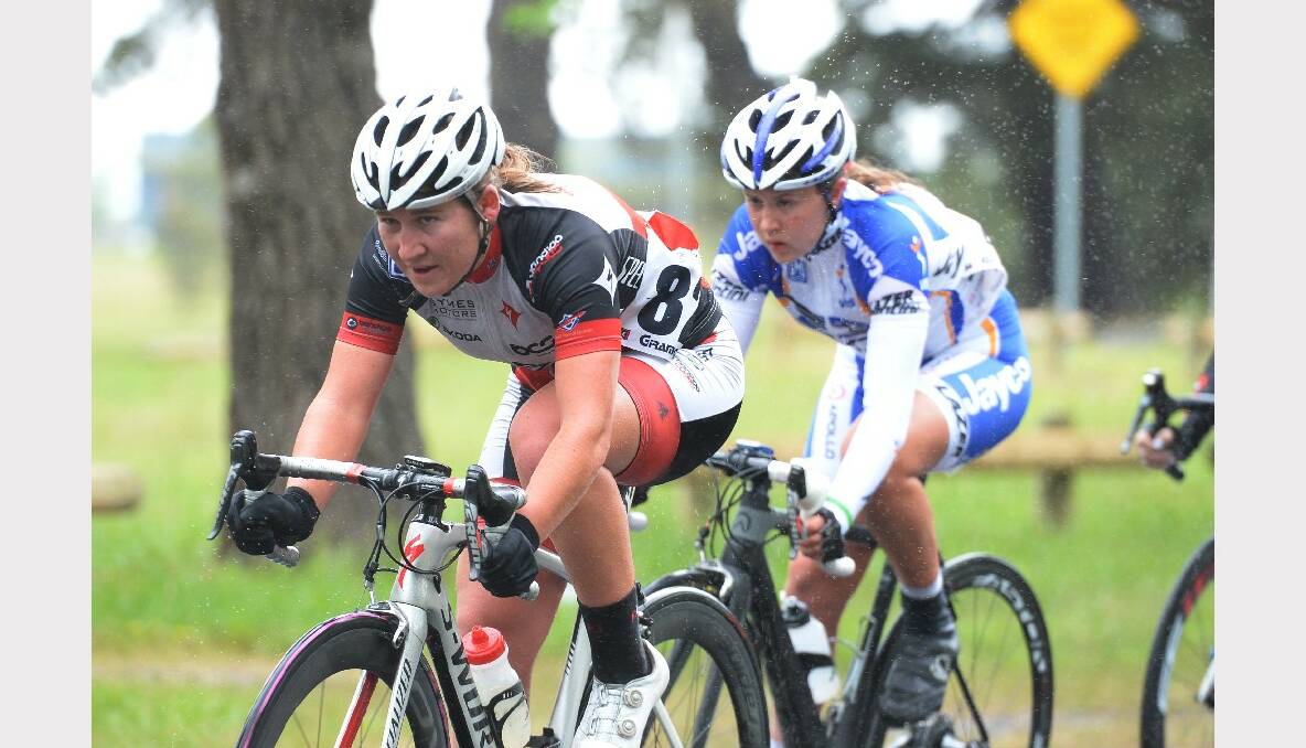 Tour of the Goldfields- Stage One- 20km Criterium at Victoria Park. Lauretta Hanson and Jessica Allen. PHOTO: KATE HEALY