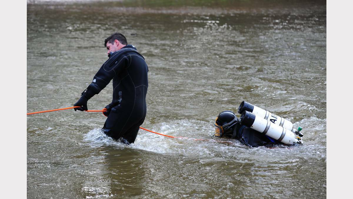 Police divers hunt for clues connected to the disappearance of Dubbo man Alois Rez. Photo: Belinda Soole