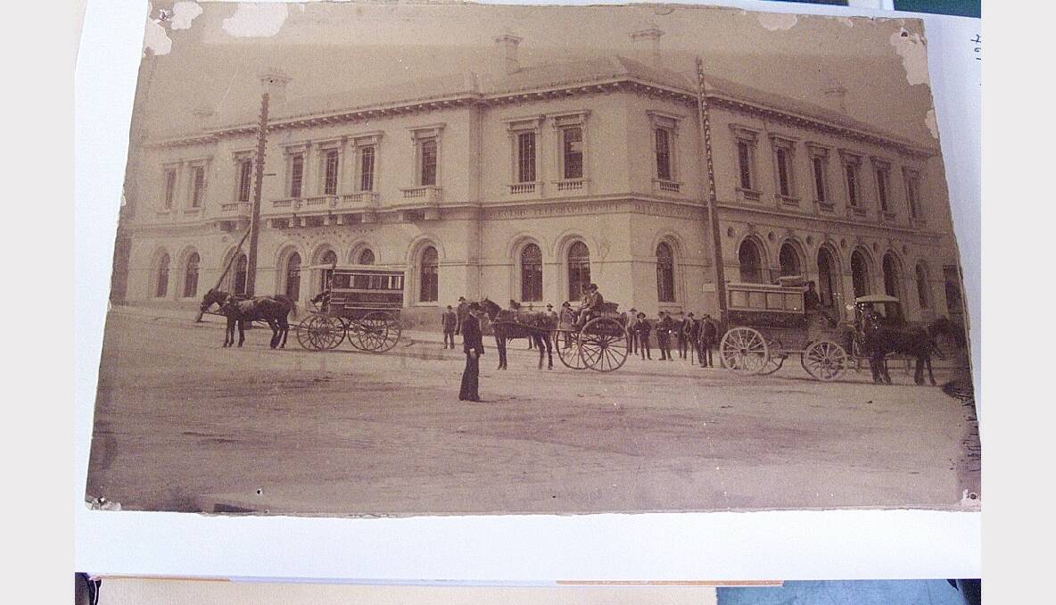 Photograph of Electric Telegraph Office and Post Office. Features three horse-drawn cabs and a group of men outsidebuilding. Presumably this is Ballarat Post Office. SOURCE: THE BALLARAT HISTORICAL SOCIETY.