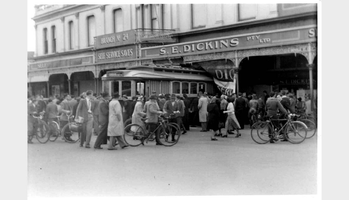 A tram ploughs into Dickins' store.SOURCE: GOLD MUSEUM, SOVEREIGN HILL.