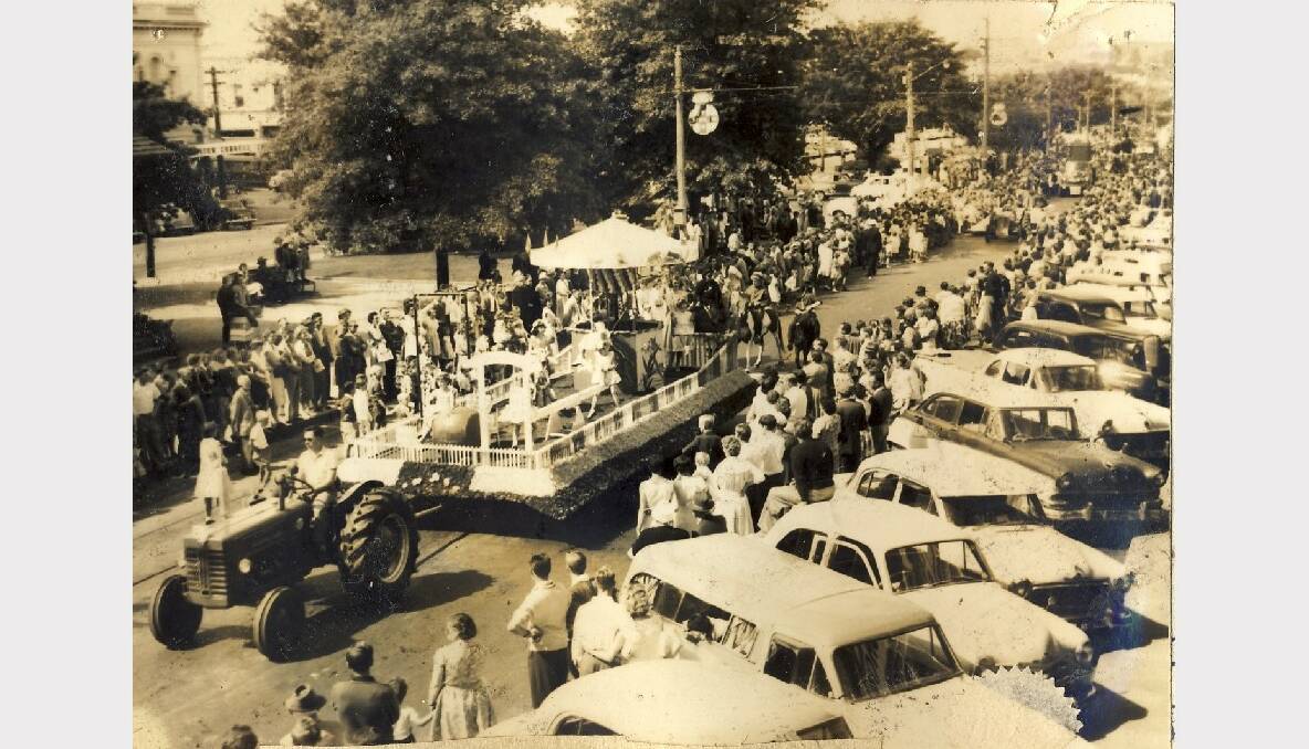 The Begonia Festival Parade, 1960. SOURCE: GOLD MUSEUM, SOVEREIGN HILL.