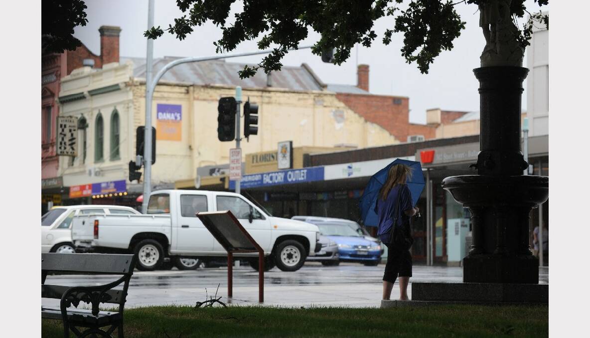 People hurrying to duck for cover in Ballarat's CBD this afternoon. PICTURE: JUSTIN WHITELOCK.