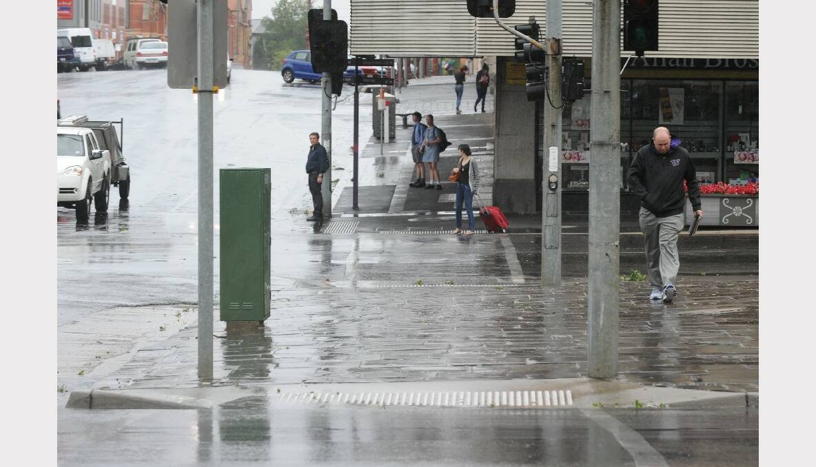 People hurrying to duck for cover in Ballarat's CBD this afternoon. PICTURE: JUSTIN WHITELOCK.