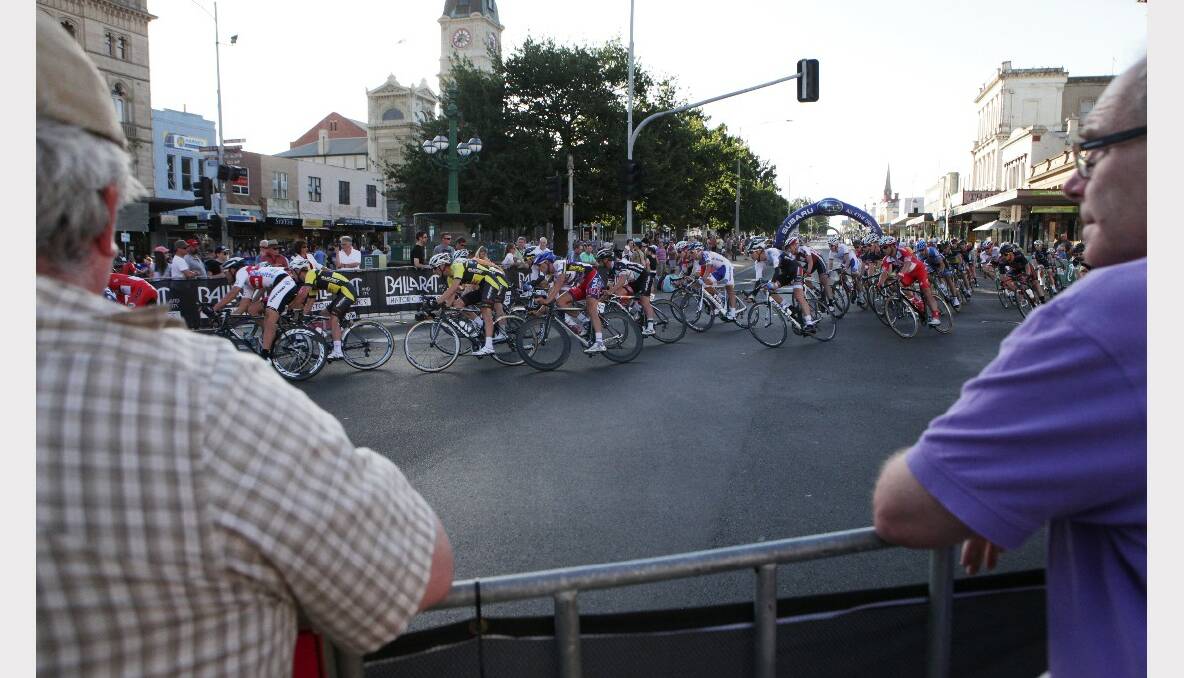 Watching the cycling at the bottom of Sturt Street. PICTURE: ADAM TRAFFORD.