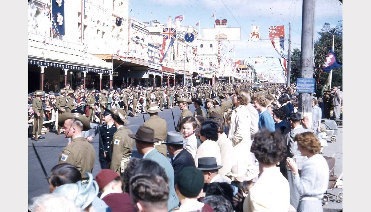 Crowds gather in Sturt Street for a major event. SOURCE: GOLD MUSEUM, SOVEREIGN HILL.