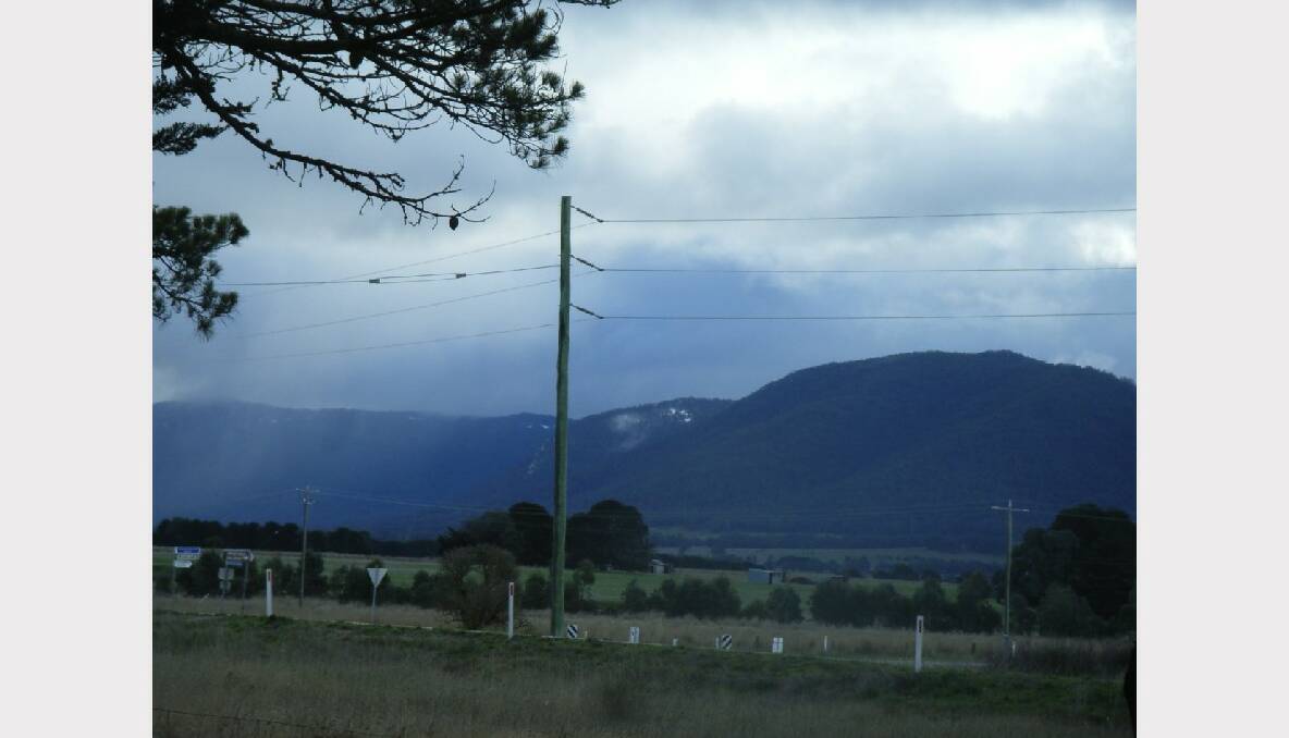 Raglan Road/Western Hwy intersection, showing snow on the Mount Cole range
