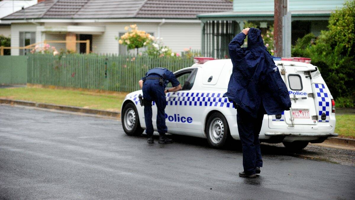 Police close in on suspect during manhunt in Ballarat East. PIC: Jeremy Bannister