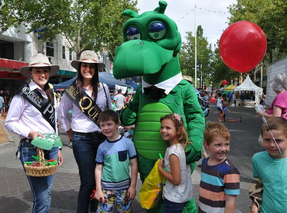 The Country Music Queen and Princess meet and greet festivalgoers in Tamworth's Peel St. Photo:Geoff O'Neill 
